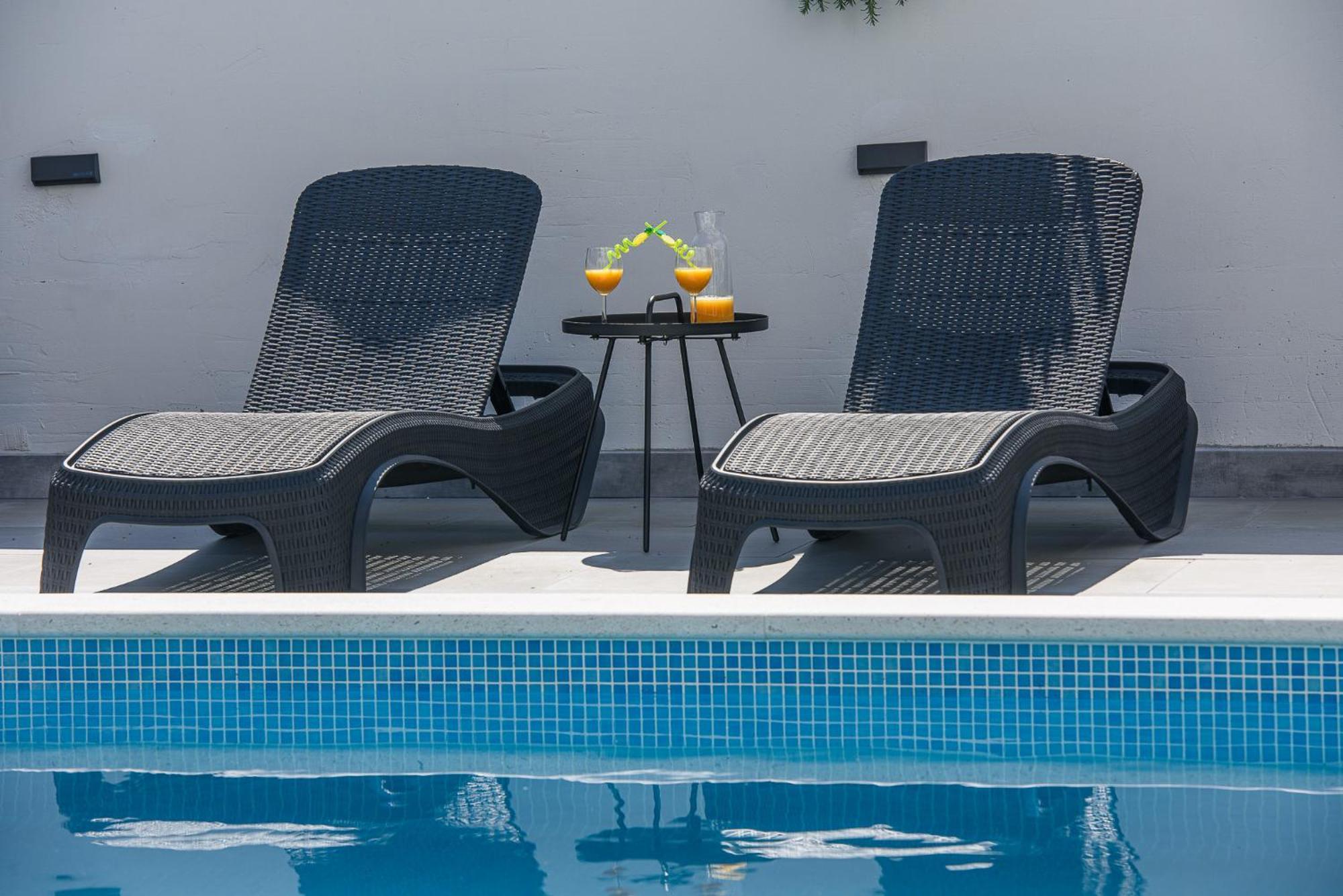 Villa Barbara & Zoran With Free Parking And Heated Swimming Pool セゲット・ヴラニツァ エクステリア 写真