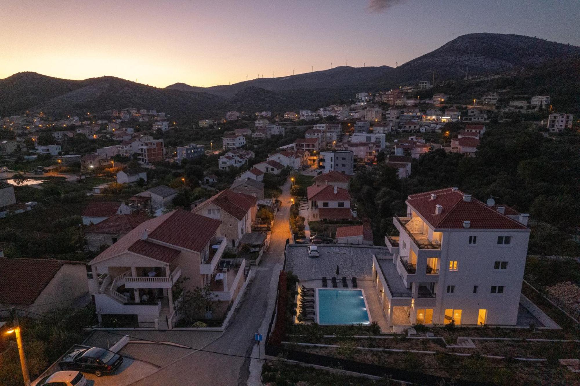 Villa Barbara & Zoran With Free Parking And Heated Swimming Pool セゲット・ヴラニツァ エクステリア 写真