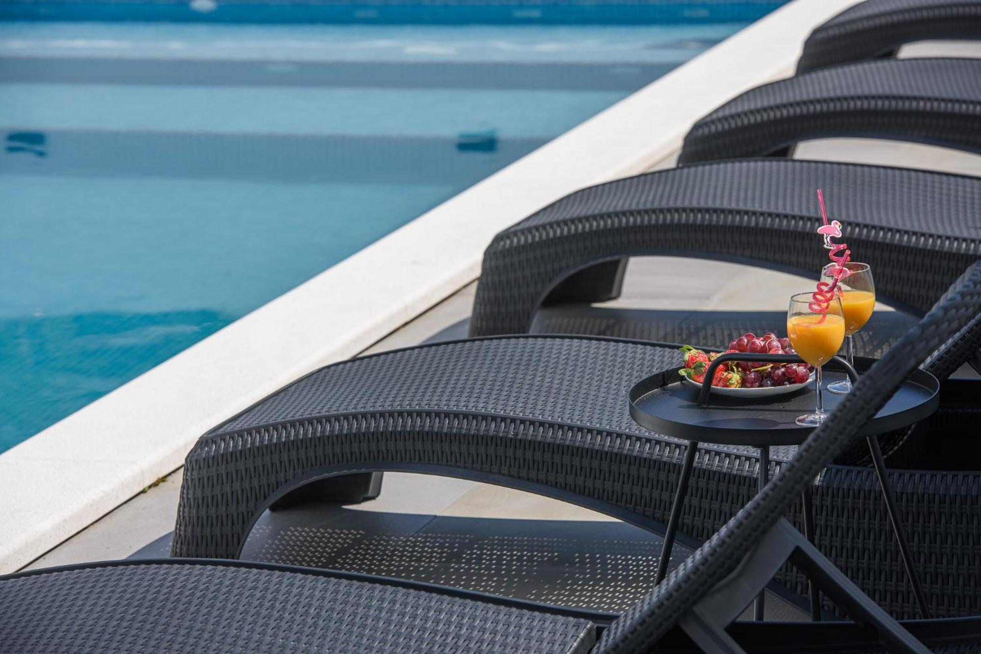 Villa Barbara & Zoran With Free Parking And Heated Swimming Pool セゲット・ヴラニツァ エクステリア 写真