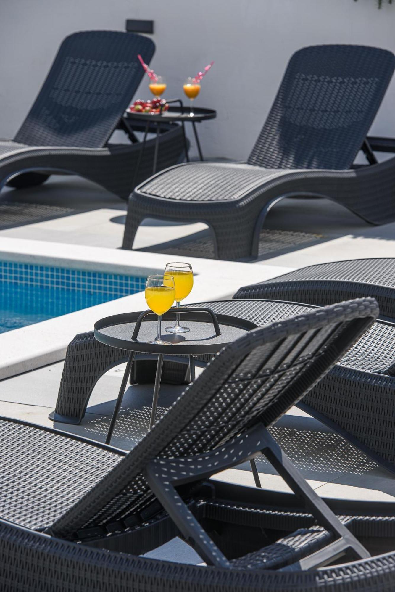 Villa Barbara & Zoran With Free Parking And Heated Swimming Pool セゲット・ヴラニツァ エクステリア 写真