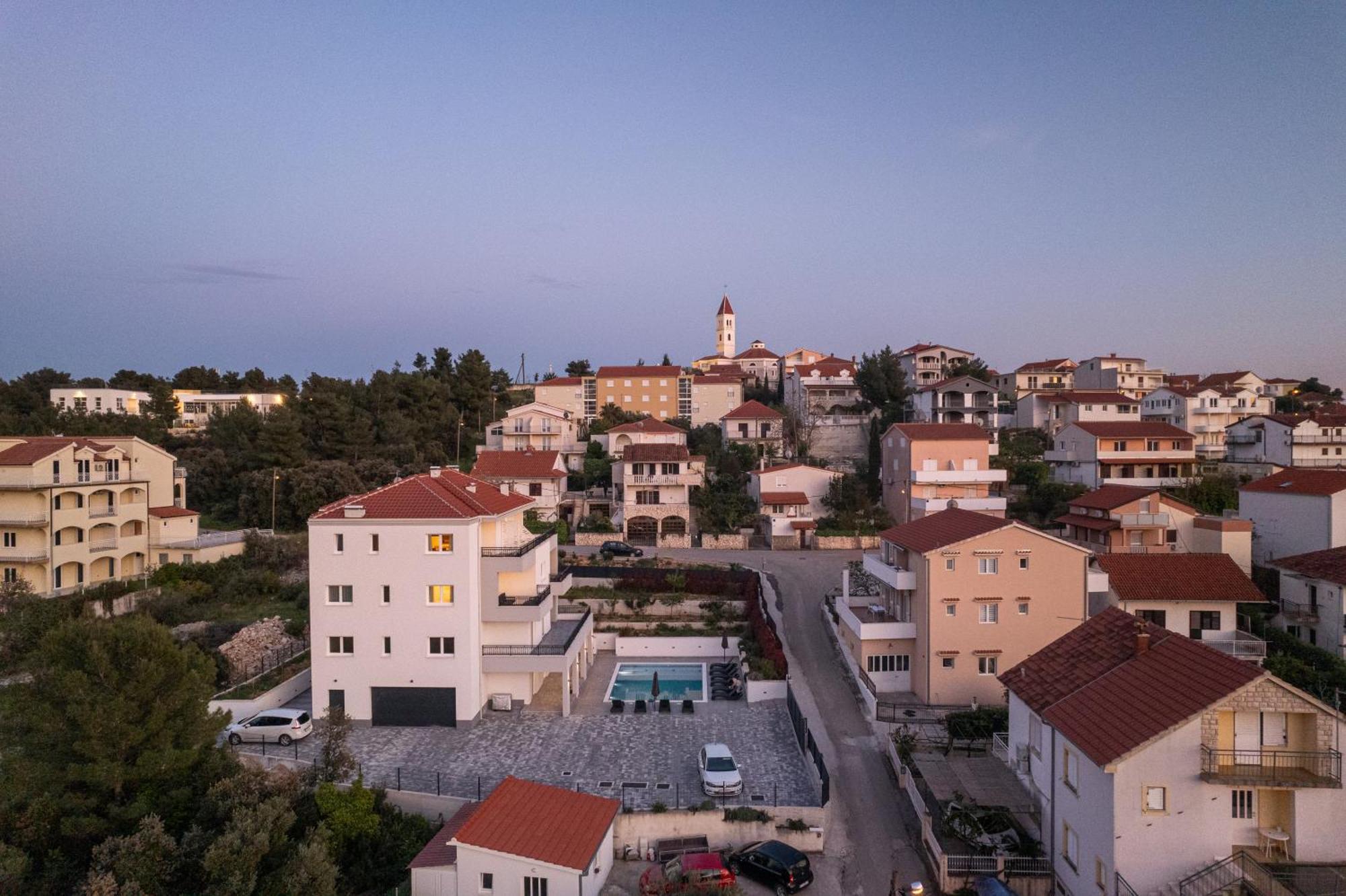Villa Barbara & Zoran With Free Parking And Heated Swimming Pool セゲット・ヴラニツァ エクステリア 写真