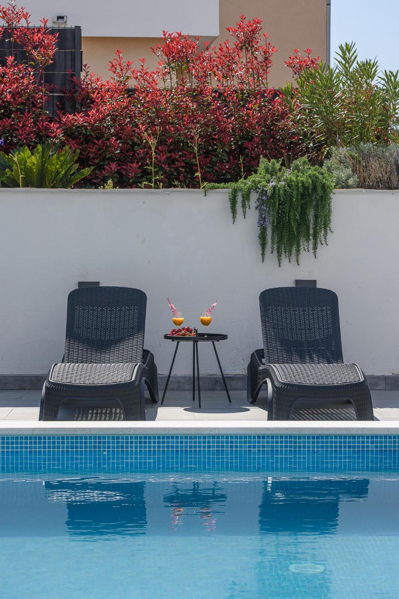 Villa Barbara & Zoran With Free Parking And Heated Swimming Pool セゲット・ヴラニツァ エクステリア 写真