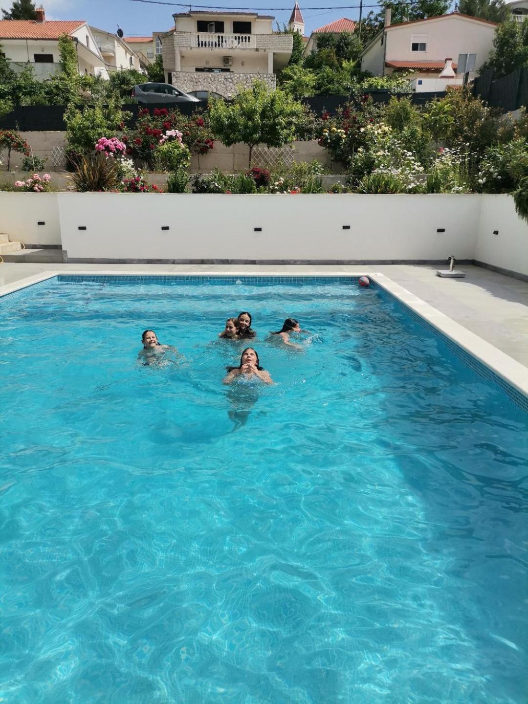 Villa Barbara & Zoran With Free Parking And Heated Swimming Pool セゲット・ヴラニツァ エクステリア 写真